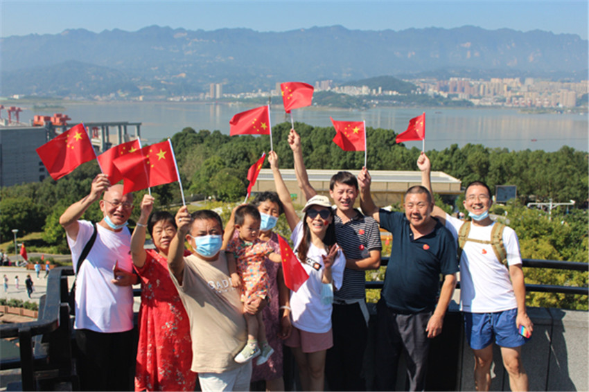 10月1日,游客在三峽.jpg 10月1日,游客在三峽.jpg