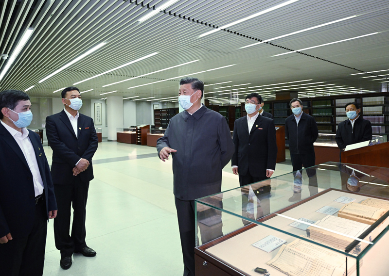 2022年4月25日，習(xí)近平來(lái)到中國(guó)人民大學(xué)考察調(diào)研。這是他在圖書(shū)館考察。