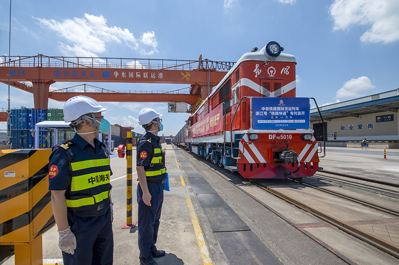 2022年6月29日，浙江金華，中老鐵路國際貨運(yùn)列車浙江號(hào)“鐵路快通”首趟專列經(jīng)海關(guān)監(jiān)管后，從浙江省鐵路金華南站鳴笛啟程，經(jīng)磨憨口岸駛向老撾萬象。