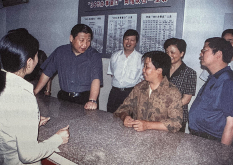 2003年6月，習近平在浙江金華市磐安縣新渥鎮(zhèn)“365辦事窗口”調(diào)研。