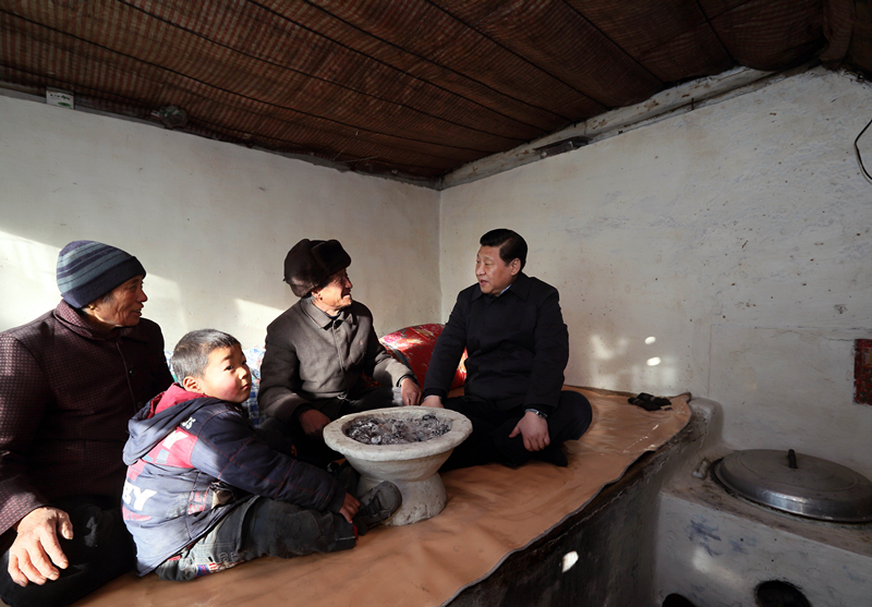 2012年12月30日，習近平在河北省阜平縣龍泉關(guān)鎮(zhèn)駱駝灣村看望唐榮斌老人一家。