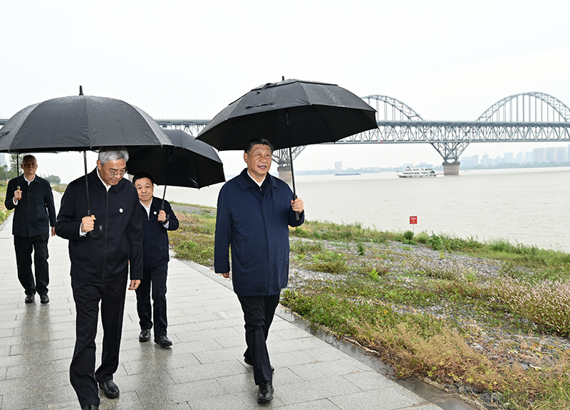 2023年10月10日，習近平總書記在江西長江國家文化公園九江城區(qū)段冒雨考察。