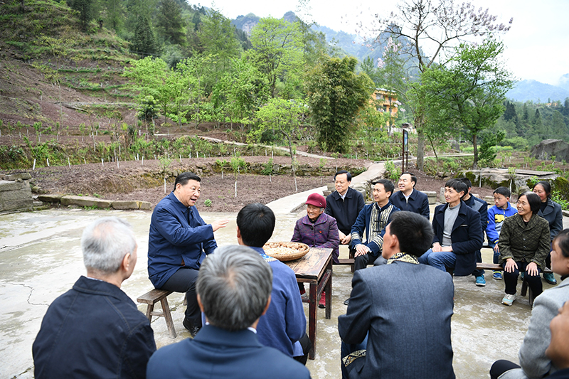 2019年4月15日，習(xí)近平總書記在重慶石柱土家族自治縣中益鄉(xiāng)華溪村同村民代表、基層干部、扶貧干部、鄉(xiāng)村醫(yī)生等圍坐在一起，共話脫貧攻堅(jiān)。