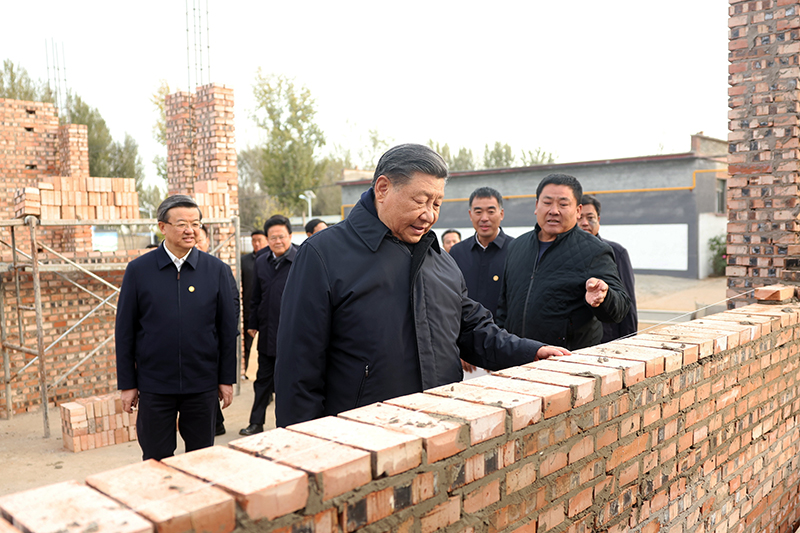 2023年11月10日，習(xí)近平總書記在河北保定涿州市刁窩鎮(zhèn)萬全莊村房屋重建施工現(xiàn)場(chǎng)考察。