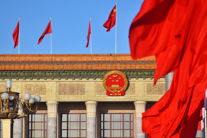 2024年3月8日，北京上空現(xiàn)“兩會(huì)藍(lán)”，人民大會(huì)堂前紅旗飄揚(yáng)。