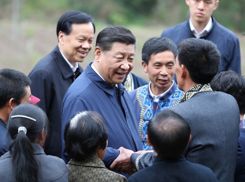 2019年4月15日至17日，中共中央總書記、國家主席、中央軍委主席習(xí)近平在重慶考察，并主持召開解決“兩不愁三保障”突出問題座談會。這是4月15日下午，習(xí)近平在石柱土家族自治縣中益鄉(xiāng)華溪村同村民親切交流。新華社記者 丁海濤 攝