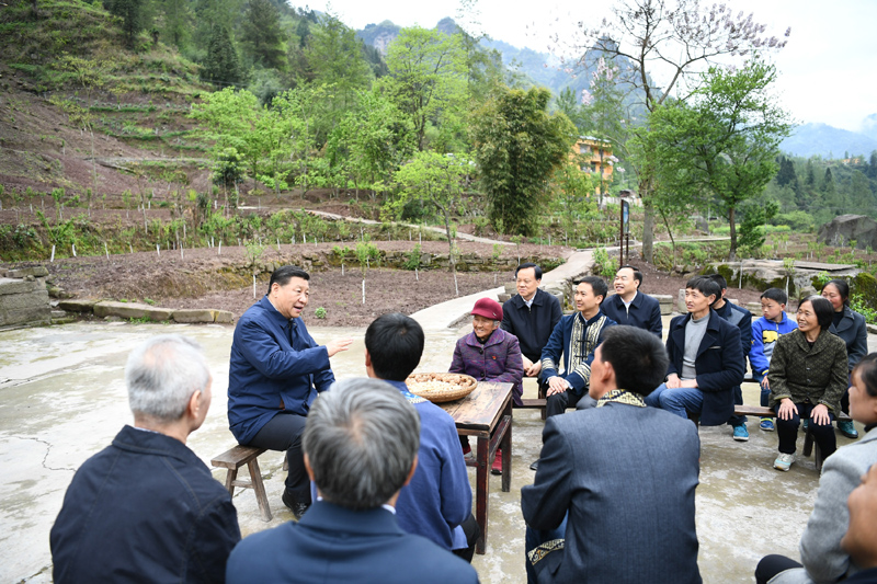 2019年4月15日至17日，中共中央總書記、國家主席、中央軍委主席習(xí)近平在重慶考察，并主持召開解決“兩不愁三保障”突出問題座談會。這是4月15日下午，習(xí)近平在石柱土家族自治縣中益鄉(xiāng)華溪村同村民代表、基層干部、扶貧干部、鄉(xiāng)村醫(yī)生等圍坐在一起，共話脫貧攻堅。新華社記者 謝環(huán)馳 攝
