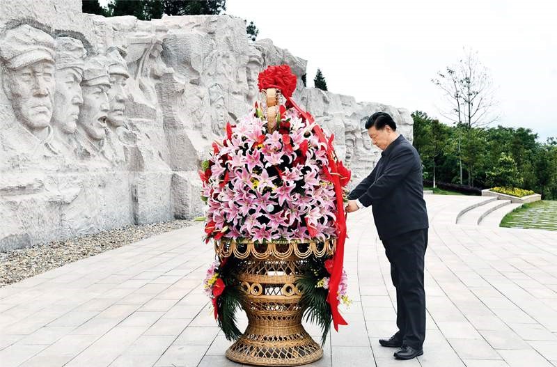 2021年4月25日至27日，中共中央總書記、國家主席、中央軍委主席習近平在廣西考察。這是25日上午，習近平在位于桂林市全州縣的紅軍長征湘江戰(zhàn)役紀念園，向湘江戰(zhàn)役紅軍烈士敬獻花籃。 新華社記者 謝環(huán)馳/攝