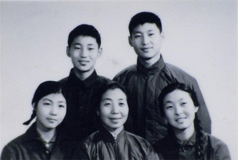 1972年冬，齊心和子女們。前排右起:齊橋橋、齊心、習(xí)安安。后排右起:習(xí)近平、習(xí)遠(yuǎn)平。