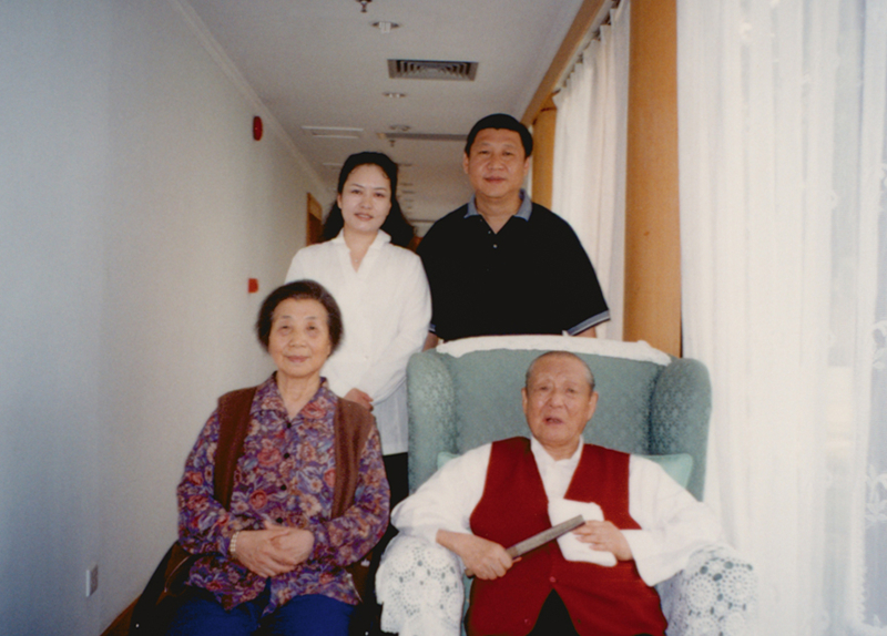 這是習(xí)近平、彭麗媛同習(xí)仲勛、齊心的合影。