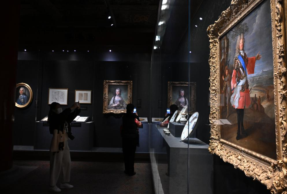 4月1日，作為中法文化旅游年的重要項目，“紫禁城與凡爾賽宮——17、18世紀的中法交往”展覽在故宮文華殿開幕。圖為觀眾當天參觀展覽。新華社記者 金良快 攝