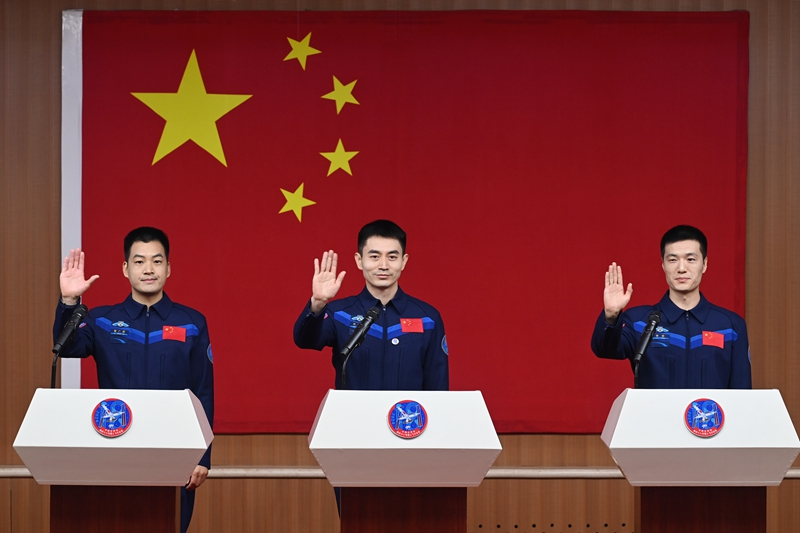 2024年月24日，神舟十八號載人飛行任務航天員葉光富（中）、李聰（右）、李廣蘇在酒泉衛(wèi)星發(fā)射中心問天閣與媒體記者集體見面。