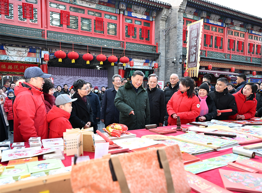 2024年2月1日下午，習(xí)近平在天津古文化街考察時(shí)，同店鋪員工和現(xiàn)場群眾互動(dòng)交流。新華社記者 謝環(huán)馳 攝