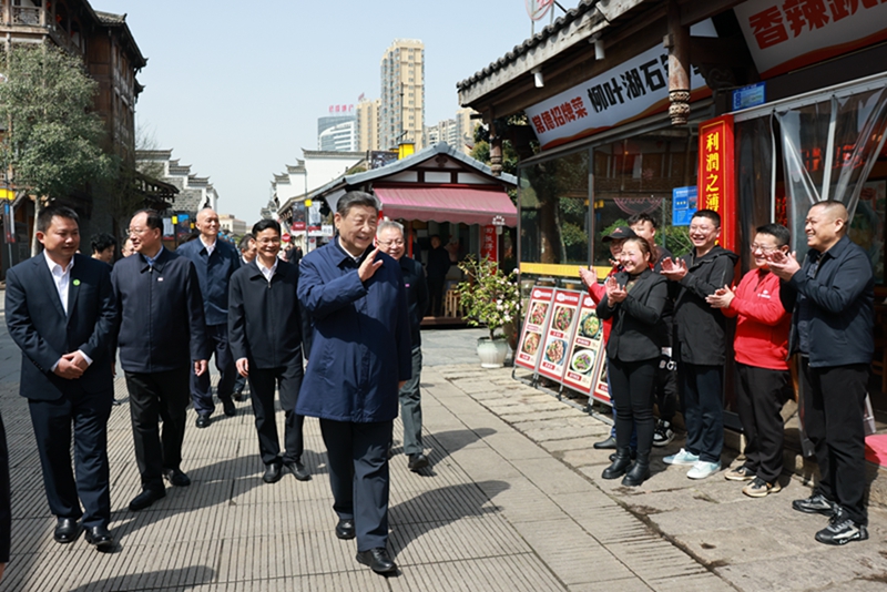 2024年3月19日上午，習(xí)近平在常德河街考察時(shí)，同店主和游客親切交流。新華社記者 王曄 攝