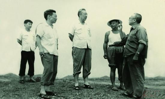 1978年8月，習(xí)仲勛（左三）在廣東惠陽農(nóng)村調(diào)研。在清華大學(xué)讀書的習(xí)近平（左一）利用暑假時(shí)間參加社會實(shí)踐，隨同父親一起下鄉(xiāng)。