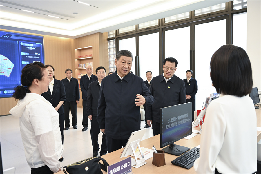 2024年4月22日至24日，中共中央總書(shū)記、國(guó)家主席、中央軍委主席習(xí)近平在重慶考察。這是22日下午，習(xí)近平在九龍坡區(qū)謝家灣街道民主村社區(qū)考察。新華社記者 謝環(huán)馳 攝