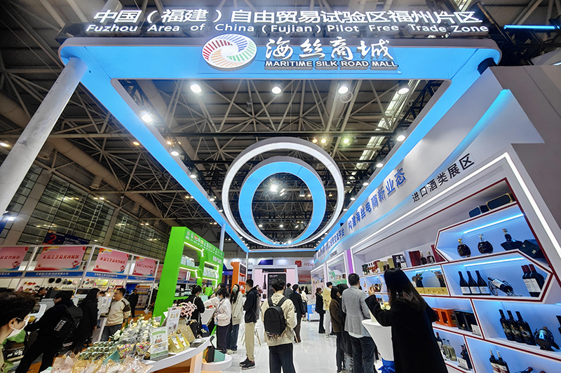 2024年3月18日，第四屆中國跨境電商交易會在福建福州開幕。展會聚焦“鏈接跨境全流域 共建電商新生態(tài)”，集聚全國80余個外貿(mào)產(chǎn)業(yè)帶的上千家供應(yīng)鏈企業(yè)。
