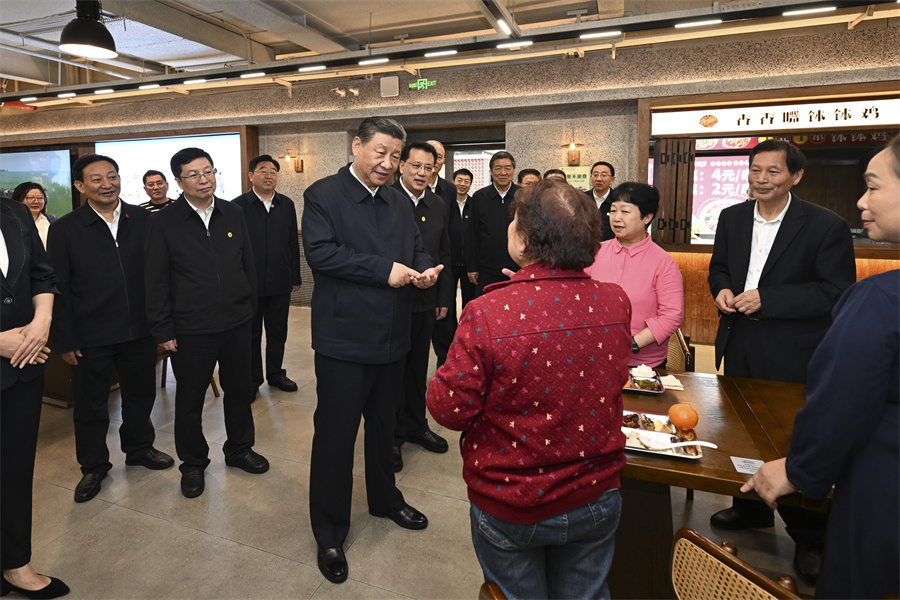 2024年4月22日下午，習(xí)近平在九龍坡區(qū)謝家灣街道民主村社區(qū)考察時(shí)，同正在社區(qū)食堂就餐的群眾親切交流。新華社記者 謝環(huán)馳 攝