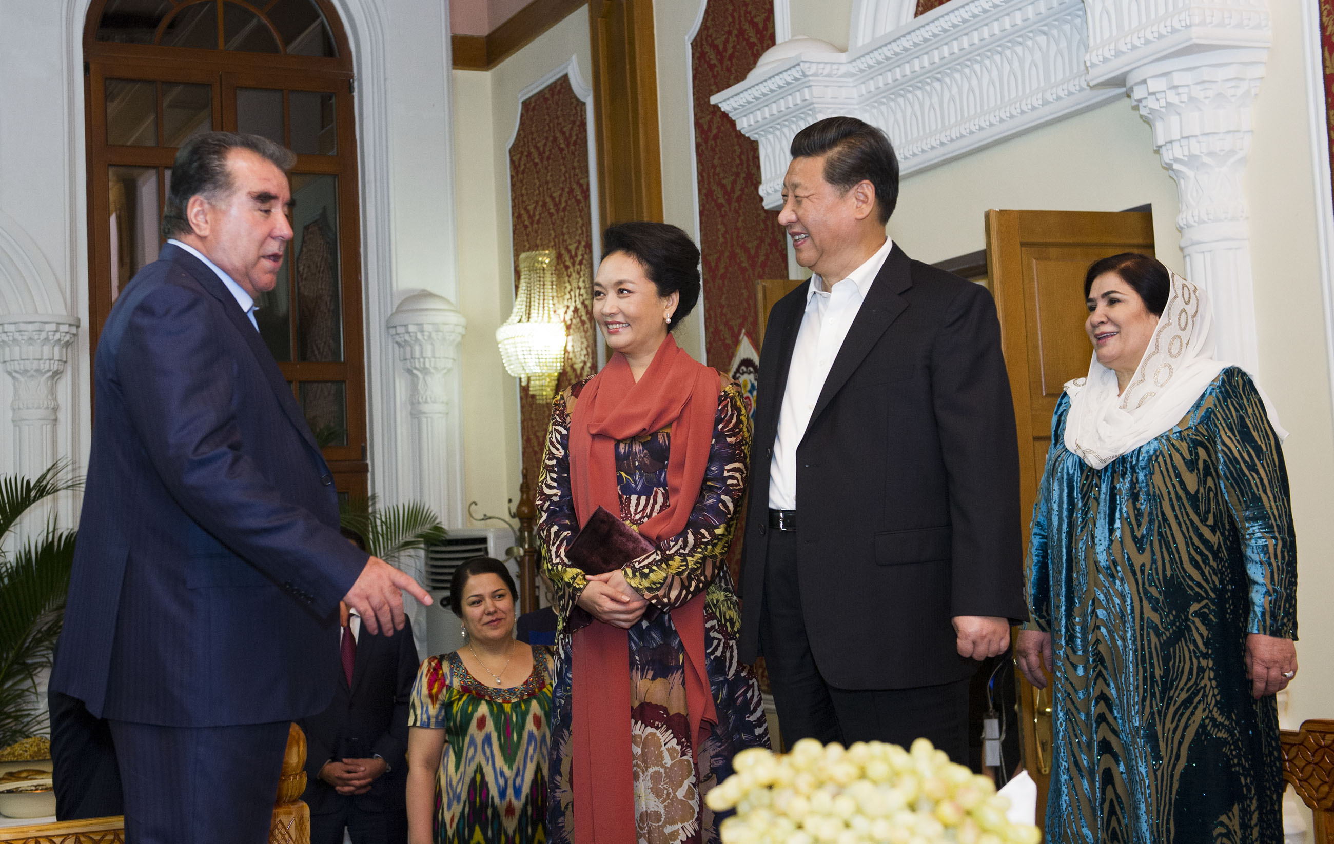 2014年9月12日，習(xí)近平主席在杜尚別出席塔吉克斯坦總統(tǒng)拉赫蒙舉行的家宴。這是習(xí)近平主席和夫人彭麗媛在拉赫蒙夫婦陪同下參觀總統(tǒng)官邸。