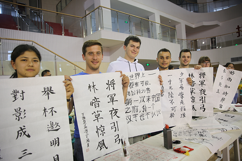 2017年6月5日，來自青島大學(xué)和中國石油大學(xué)（華東）的外國留學(xué)生在展示剛剛現(xiàn)場完成的書法作品。