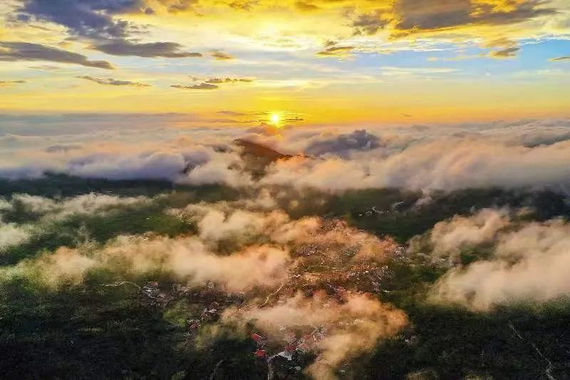 圖為云霧繚繞的軍營村，群山盡翠，紅瓦掩映。廈門市委宣傳部供圖