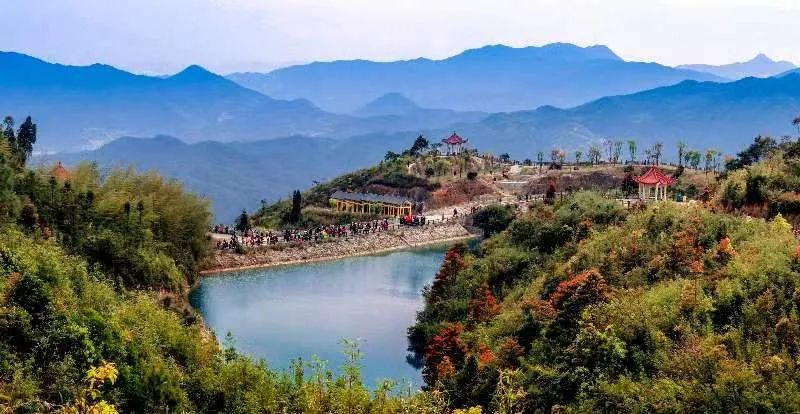 圖為游客們到軍營村七彩池欣賞美景。廈門市委宣傳部供圖