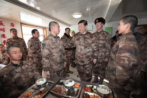 2014年1月26日中午，習(xí)近平來到連隊食堂，同戰(zhàn)士們一起用餐。新華社記者 李剛 攝