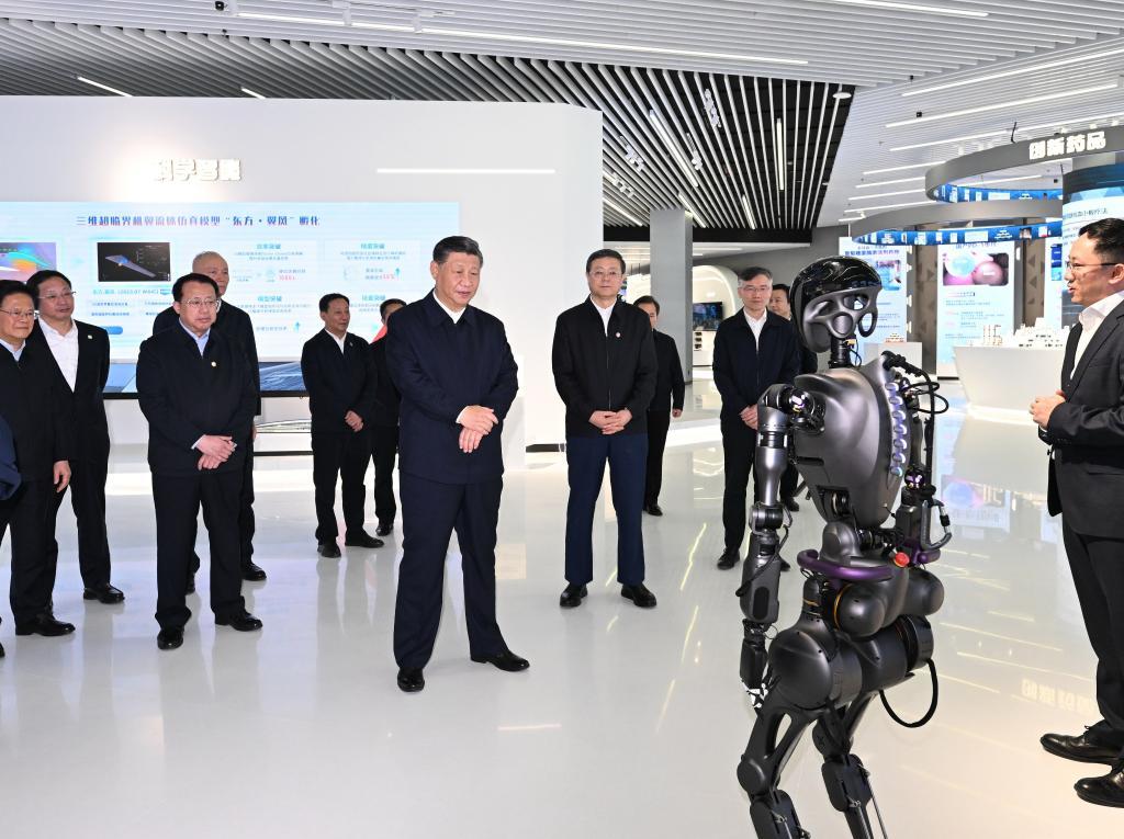 2023年11月28日下午，習近平在浦東新區(qū)張江科學城參觀上海科技創(chuàng)新成果展。新華社記者 謝環(huán)馳 攝