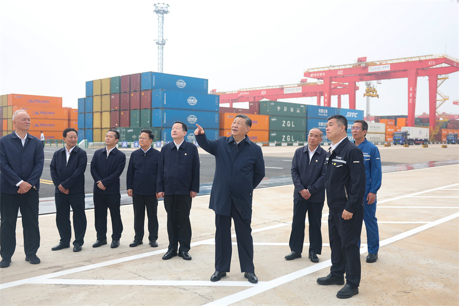 2024年5月22日至24日，中共中央總書記、國家主席、中央軍委主席習(xí)近平在山東考察。這是22日下午，習(xí)近平在日照港察看全自動化集裝箱碼頭作業(yè)場景。新華社記者 鞠鵬 攝