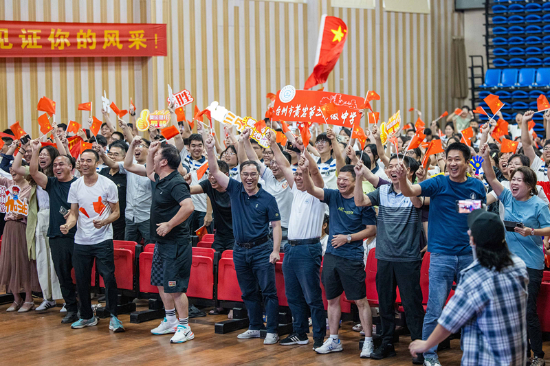 北京時(shí)間7月27日，2024年巴黎奧運(yùn)會(huì)首個(gè)比賽日，在射擊10米氣步槍混合團(tuán)體比賽中，中國選手黃雨婷/盛李豪獲得金牌。圖為黃雨婷的母校師生們通過收看奧運(yùn)直播的方式為她加油助威。
