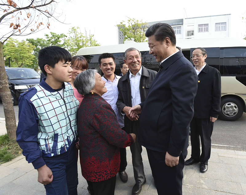 2016年4月25日，習(xí)近平在安徽省滁州市鳳陽(yáng)縣小崗村看望當(dāng)年大包干帶頭人嚴(yán)金昌（右三）一家。